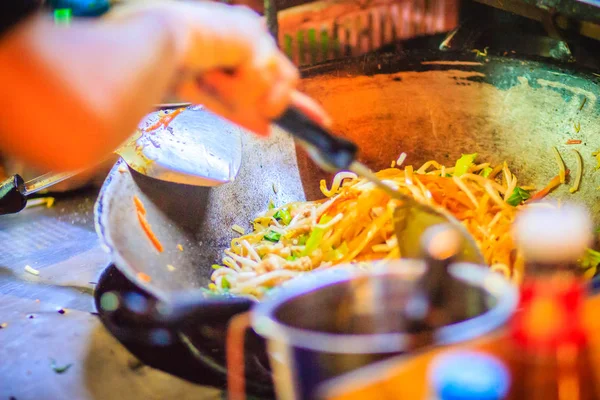 Close Van Hand Van Leverancier Tijdens Het Koken Voor Padthai — Stockfoto