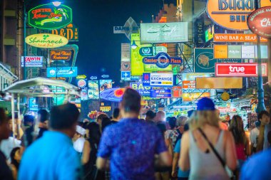 Bangkok, Tayland - 2 Mart 2017: Turist ve backpackers Khao San Road gece Pazar ziyaret etti. Khao San Road bir ünlü düşük bütçeli otel ve Pansiyonlar ve Bangkok bölgedir.