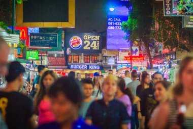 Bangkok, Tayland - 2 Mart 2017: Turist ve backpackers Khao San Road gece Pazar ziyaret etti. Khao San Road bir ünlü düşük bütçeli otel ve Pansiyonlar ve Bangkok bölgedir.