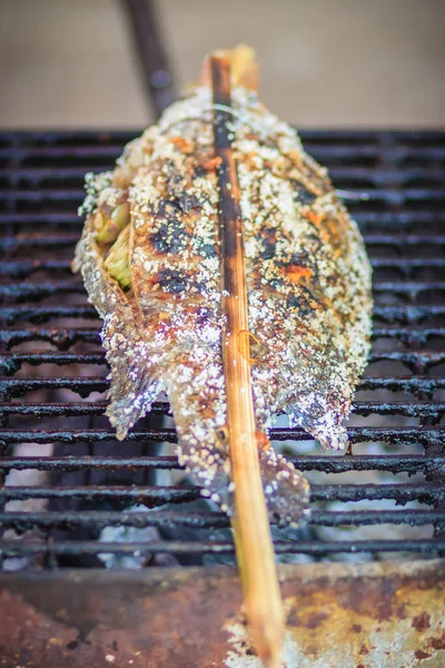 Salzbeschichteter Tilapia Fisch Der Auf Holzkohleherd Gegrillt Wurde Gebratener Tilapia — Stockfoto