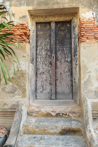 Vue Des Anciennes Portes Doubles Altérées Dans Temple Thaïlandais — Photo