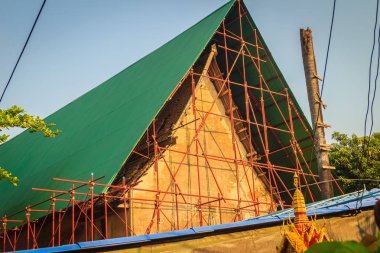 Görünümünü yenilemek eski geleneksel temple binalar. İskele Tayland ile eski kilise yenileme. Eski Şapel bakım-onarımdan geçirilmiştir iskele ve çelik kafes yapısı.