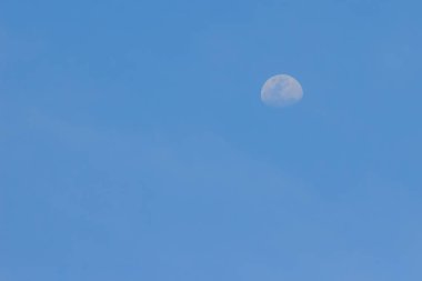 Açık mavi gökyüzü gündüz moon. Half moon mavi gökyüzü gün batımından önce üzerinde.