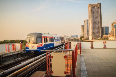 Bangkok, Tayland - 8 Mart 2017: Bts gökyüzü tren Mochit Bts İstasyonu'nda platforma kullanıyor. 