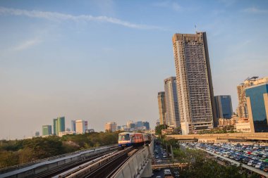 Bangkok, Tayland - 8 Mart 2017: Bts gökyüzü tren Mochit Bts İstasyonu'nda platforma kullanıyor. 