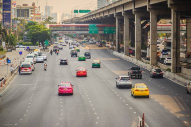 Bangkok, Tayland - 8 Mart 2017: Sorunsuz Vibhavadi Rangsit yoğun trafik jamed Ladprao Kavşağı geçtikten sonra yol, trafik.