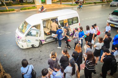 Bangkok, Tayland - 8 Mart 2017: Kalabalık yolcuların queuing mini van, popüler toplu ulaşım için bu otobüs kaza riskini ama daha hızlı.