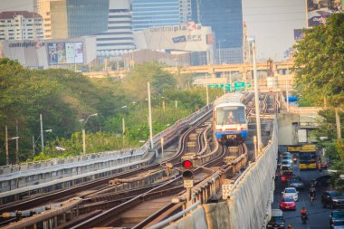 Bangkok, Tayland - 8 Mart 2017: Bts gökyüzü tren Mochit Bts İstasyonu'nda platforma kullanıyor. 