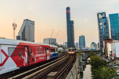 Bangkok, Tayland - 8 Mart 2017: Bangkok toplu taşıma sistemi, Bts veya Chong Bangkok'un istasyonu / geliyor şehir merkezi aracılığıyla sürüş Skytrain, Silom hattı,.