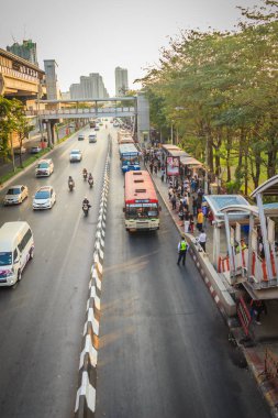 Bangkok, Tayland - 8 Mart 2017: Kalabalık yolcuların Queueing'de otobüs Phahon Yothin Road, Mochit Bts gökyüzü Tren İstasyonu ve Chatuchak Mrt Metro İstasyonu Kavşağı.