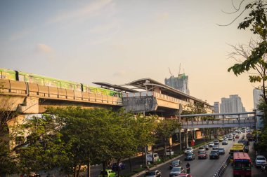 Bangkok, Tayland - 8 Mart 2017: Trafik Mochit Bts gökyüzü Tren İstasyonu ve Chatuchak Mrt Metro İstasyonu'na Phahon Yothin yol kavşağı ile kalabalık insan otobüsleri ve taksiler için bekliyor.