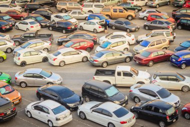 Bangkok, Tayland - 8 Mart 2017: Açık otopark alanı Bts gökyüzü tren Mo Chit İstasyonu ve Mrt Metro transit yolcu Bangkok City ağır trafik sıkışıklığı önlemek için Jatuchak istasyonu yakın.