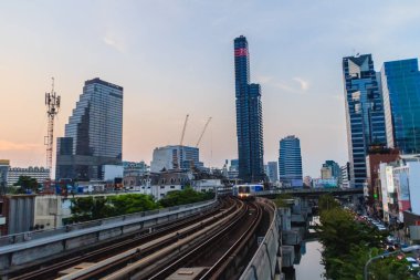 Bangkok, Tayland - 8 Mart 2017: Bangkok toplu taşıma sistemi, Bts veya Chong Bangkok'un istasyonu / geliyor şehir merkezi aracılığıyla sürüş Skytrain, Silom hattı,.