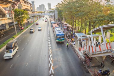 Bangkok, Tayland - 8 Mart 2017: Kalabalık yolcuların Queueing'de otobüs Phahon Yothin Road, Mochit Bts gökyüzü Tren İstasyonu ve Chatuchak Mrt Metro İstasyonu Kavşağı.