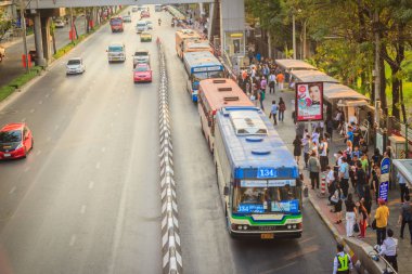 Bangkok, Tayland - 8 Mart 2017: Kalabalık yolcuların Queueing'de otobüs Phahon Yothin Road, Mochit Bts gökyüzü Tren İstasyonu ve Chatuchak Mrt Metro İstasyonu Kavşağı.