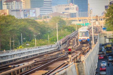 Bangkok, Tayland - 8 Mart 2017: Bts gökyüzü tren Mochit Bts İstasyonu'nda platforma kullanıyor. 