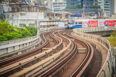 Bangkok, Tayland - 8 Mart 2017: Bangkok toplu taşıma sistemi, Bts veya Chong Bangkok'un istasyonu / geliyor şehir merkezi aracılığıyla sürüş Skytrain, Silom hattı,.