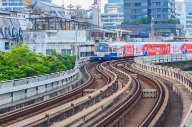 Bangkok, Tayland - 8 Mart 2017: Bangkok toplu taşıma sistemi, Bts veya Chong Bangkok'un istasyonu / geliyor şehir merkezi aracılığıyla sürüş Skytrain, Silom hattı,.