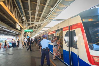 Bangkok, Tayland - 8 Mart 2017: Bts skytrain tren Mochit Bts gökyüzü tren istasyonu Bangkok, Tayland, tanımlanamayan güvenlik görevlisi.