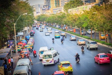 Bangkok, Tayland - 8 Mart 2017: Trafik Mochit Bts gökyüzü Tren İstasyonu ve Chatuchak Mrt Metro İstasyonu'na Phahon Yothin yol kavşağı ile kalabalık insan otobüsleri ve taksiler için bekliyor.