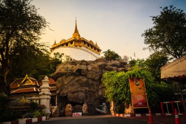 Güzel Wat Saket Ratcha Wora Maha Wihan (Wat Phu Khao tanga, altın dağ tapınak), bir popüler Bangkok turistik görüntülemek ve kentin sembol haline gelmiştir.