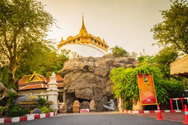 Güzel Wat Saket Ratcha Wora Maha Wihan (Wat Phu Khao tanga, altın dağ tapınak), bir popüler Bangkok turistik görüntülemek ve kentin sembol haline gelmiştir.