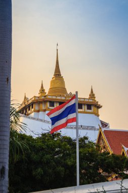 Güzel Taylandlı Wat Saket Ratcha Wora Maha Wihan (Wat Phu Khao tanga, altın dağ tapınak), ön tarafta bir popüler Bangkok turistik bayrak ve kentin sembol haline gelmiştir.
