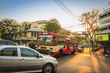 Bangkok, Tayland - 2 Mart 2017: Yerel otobüs ve otomobil Trafikte geçer meşgul bir kavşaktan günbatımı sırasında Bangkok, Tayland. 