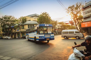 Bangkok, Tayland - 2 Mart 2017: Yerel otobüs ve otomobil Trafikte geçer meşgul bir kavşaktan günbatımı sırasında Bangkok, Tayland. 
