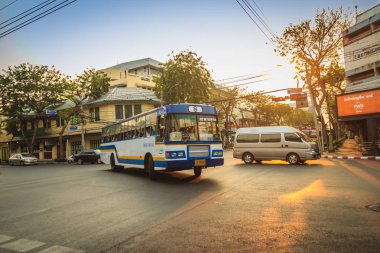 Bangkok, Tayland - 2 Mart 2017: Yerel otobüs ve otomobil Trafikte geçer meşgul bir kavşaktan günbatımı sırasında Bangkok, Tayland. 