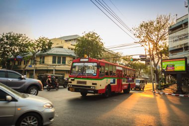 Bangkok, Tayland - 2 Mart 2017: Yerel otobüs ve otomobil Trafikte geçer meşgul bir kavşaktan günbatımı sırasında Bangkok, Tayland. 