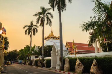 Güzel Wat Saket Ratcha Wora Maha Wihan (Wat Phu Khao tanga, altın dağ tapınak), bir popüler Bangkok turistik görüntülemek ve kentin sembol haline gelmiştir.