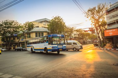 Bangkok, Tayland - 2 Mart 2017: Yerel otobüs ve otomobil Trafikte geçer meşgul bir kavşaktan günbatımı sırasında Bangkok, Tayland. 