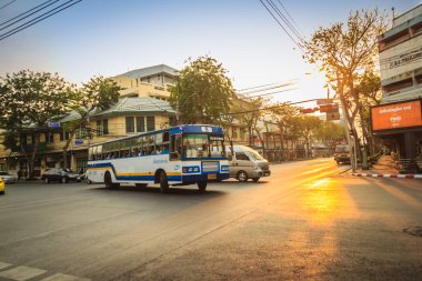 Bangkok, Tayland - 2 Mart 2017: Yerel otobüs ve otomobil Trafikte geçer meşgul bir kavşaktan günbatımı sırasında Bangkok, Tayland. 