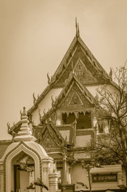 Güzel çatı gable ve giriş kapısı Wat Suthat Tapınak, Tayland. Wat Suthat Thepphawararam Bangkok birinci sınıfta Kraliyet bir tapınaktır. 1847 yılında tapınağın inşaatı tamamlandı.