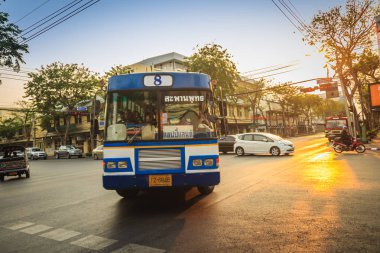 Bangkok, Tayland - 2 Mart 2017: Yerel otobüs ve otomobil Trafikte geçer meşgul bir kavşaktan günbatımı sırasında Bangkok, Tayland. 