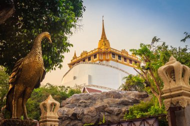 Güzel tavuskuşu Wat Saket Ratcha Wora Maha Wihan (Wat Phu Khao tanga, altın dağ tapınak), ön tarafta bir popüler Bangkok turistik heykel ve kentin sembol haline gelmiştir.
