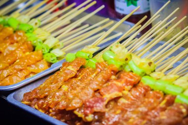 Pasta elma ve ızgara için hazırlanmış için chili bambu sopalarla bile delip Çiğ domuz Barbekü (Barbekü) yakından.