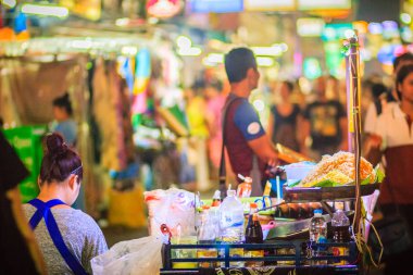 Bangkok, Tayland - 2 Mart 2017: pişirme ve keçe Tay satan sokak gıda satıcıları erişte Khao San Road gece pazarı, Bangkok, Tayland, Thailand, kızarmış.