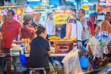 Bangkok, Tayland - 2 Mart 2017: tereyağı ile ızgara Mısır popüler sokak Khao San Road gece pazarı, Bangkok, Tayland, Thailand, besindir.