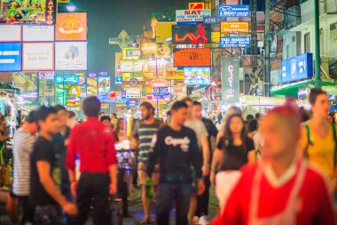 Bangkok, Tayland - 2 Mart 2017: Turist ve backpackers Khao San Road gece Pazar ziyaret etti. Khao San Road bir ünlü düşük bütçeli otel ve Pansiyonlar ve Bangkok bölgedir.
