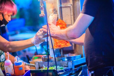 Bangkok, Tayland - 2 Mart 2017: Street satıcı ızgara Kebap satan, Khao San Road geceleri sokak gıda Pazar, Bangkok, Tayland.