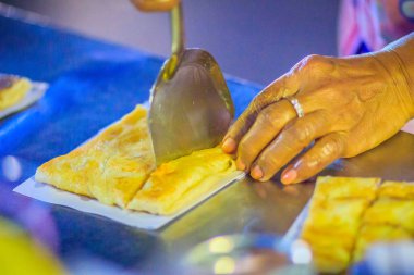 Güney düz ekmek, mataba veya roti, gece piyasada, Bangkok, Tayland popüler sokak gıda pişirme satıcı kapatın. Tür Müslüman ve Hint yemekleri