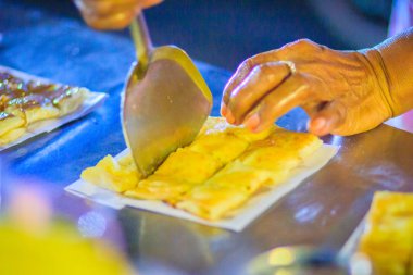 Güney düz ekmek, mataba veya roti, gece piyasada, Bangkok, Tayland popüler sokak gıda pişirme satıcı kapatın. Tür Müslüman ve Hint yemekleri