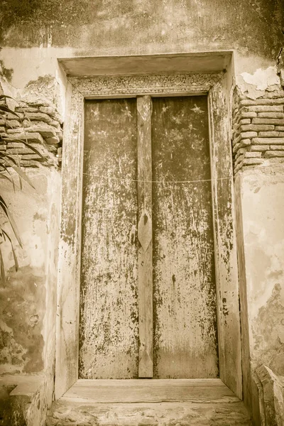 View Old Ancient Weathered Double Doors Thai Temple — Stock Photo, Image