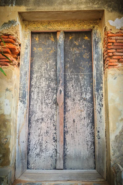 Blick Auf Alte Verwitterte Doppeltüren Thailändischen Tempel — Stockfoto
