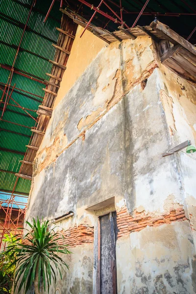 更新古老的传统寺庙建筑的景观 用脚手架改造泰国的老教堂 古老的教堂经过翻新 有脚手架和钢网结构 — 图库照片