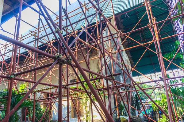 Вид Старые Традиционные Здания Реконструкция Старой Церкви Строительными Лесами Таиланде — стоковое фото