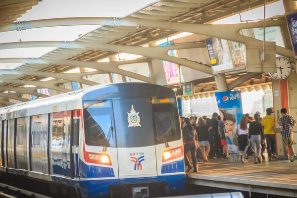 Bangkok Tailândia Março 2017 Bts Sky Train Chegando Parar Plataforma — Fotografia de Stock
