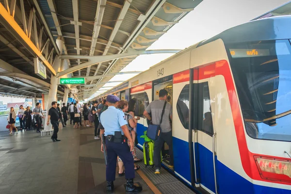 Bangkok Thajsko Března 2017 Neidentifikovaný Strážníky Vlaku Bts Skytrain Mochit — Stock fotografie